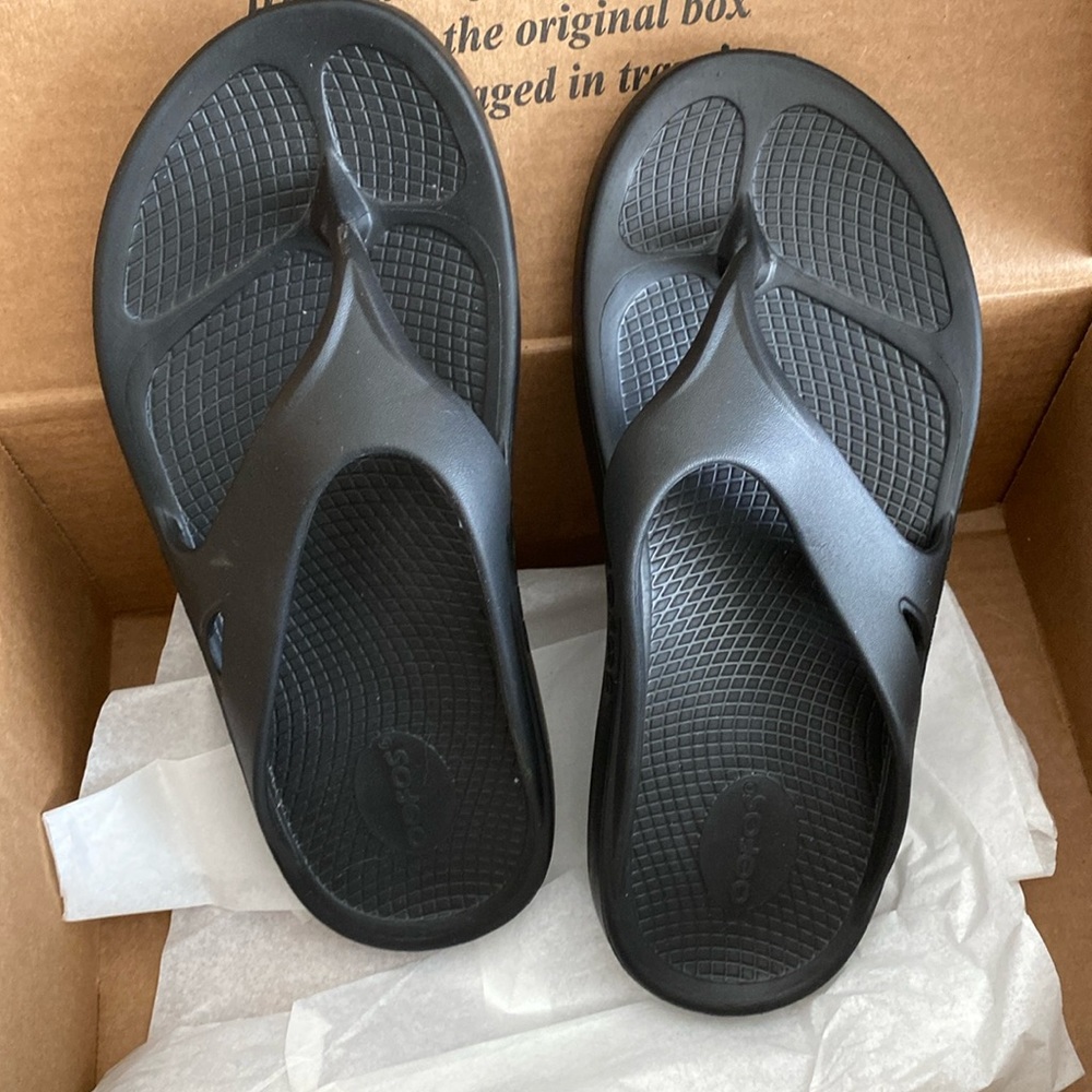 Women Oofos sandals black